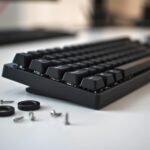 “Burger mount com O-rings nos parafusos para deixar teclado tray mount mais macio”